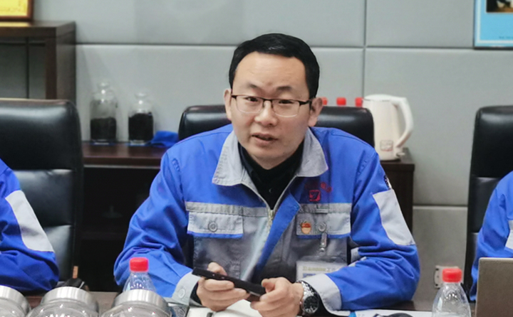 技術(shù)部部長(zhǎng)張波與營(yíng)銷(xiāo)人員分享2020年顆粒機(jī)設(shè)備和粉碎機(jī)設(shè)備改進(jìn)點(diǎn)以及對(duì)2021年大型粉碎設(shè)備、牛糞顆粒爐設(shè)備的技術(shù)參數(shù)、選型、及工藝流程進(jìn)行講解培訓(xùn).jpg