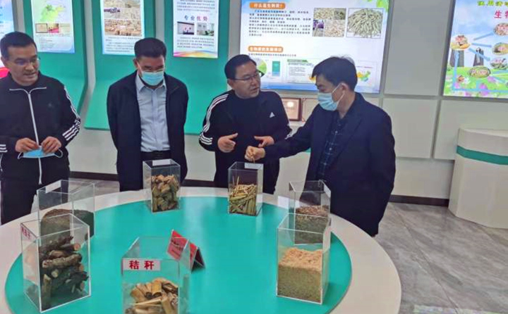 郝吉虎深入了解木屑造粒機(jī)生產(chǎn)線工作情況和顆粒機(jī)加工的生物質(zhì)原料的收、儲(chǔ)、運(yùn)和產(chǎn)品的生產(chǎn)、銷售、運(yùn)輸?shù)拳h(huán)節(jié)
