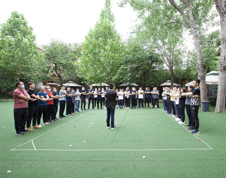 陽(yáng)光正好，正是團(tuán)建好時(shí)節(jié)，邂逅山野最蓬勃的綠，一群志同道合的人，奔赴同樣的目標(biāo)，回頭有一路的故事，低頭有堅(jiān)定的腳步，抬頭有清晰的方向.jpg