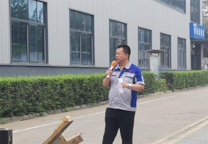孫總表示安全無小事，安全只有現(xiàn)在，永遠沒有“下一次”。時刻牢記安全紅線，把安全放在心中、握在手上，及時消除各種隱患，杜絕違規(guī)操作。掌握安全知識和技能，是實現(xiàn)安全生產的前提，大家一定要牢記