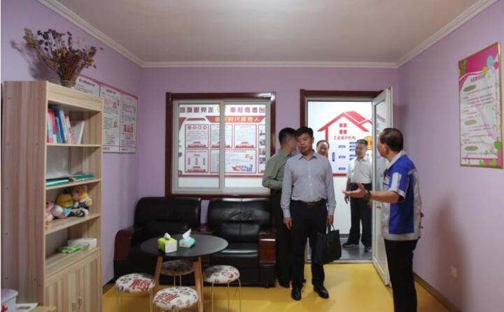 在黨群活動室，工會主席景奉全以PPT的形式向現(xiàn)場領(lǐng)導(dǎo)詳細介紹了居邦源集團的產(chǎn)業(yè)工人隊伍建設(shè)以及改革情況。.jpg