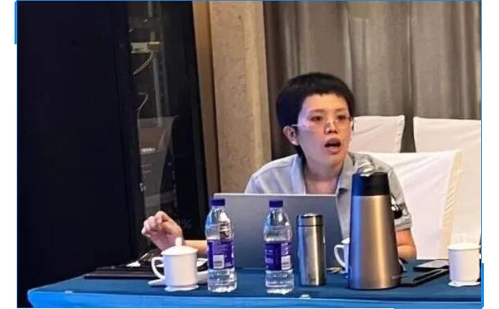 會(huì)議開始，辦公室主任李昌鳳公布銷售數(shù)據(jù)。在疫情形勢(shì)相當(dāng)嚴(yán)峻的情況下，十一的銷售額對(duì)比去年同期仍有很大的進(jìn)步。李主任表示疫情，既是考驗(yàn)，也是危機(jī)，各部門需要通力配合，團(tuán)隊(duì)協(xié)作，為完成今年既定銷售額而竭盡全力。.jpg