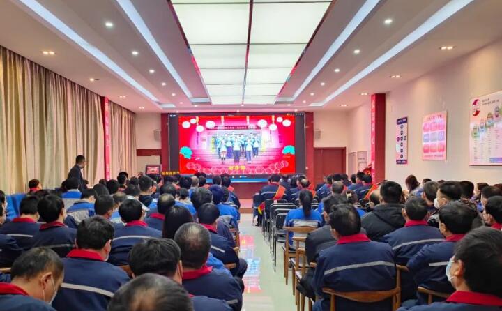 歌聲裊裊辭舊歲，舞姿翩翩賀新春。2023年1月12日下午，山東金格瑞機(jī)械有限公司2022年度總結(jié)表彰大會于集團(tuán)三樓會議室成功舉辦。出席大會的有集團(tuán)董事長、黨支部書記景奉國、總經(jīng)理孫寧波、公司代表、集團(tuán)辦、集團(tuán)直屬部門等。.jpg